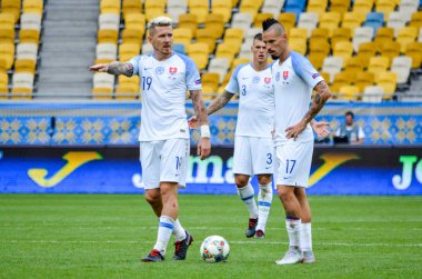 Lviv , Ukrayna - 10 Ağustos 2018: Slovakya ve Ukrayna milli takımları arasında Uefa Uluslar Ligi grup seçimi sırasında Marek Hamsik (R) ve Juraj Kucka