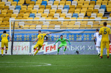 Lviv , Ukrayna - 10 Ağustos 2018: Andriy Yarmolenko Slovakya ve Ukrayna, Ukrayna milli takımları arasında Uefa Uluslar Ligi grup seçimi sırasında penaltı vurdu