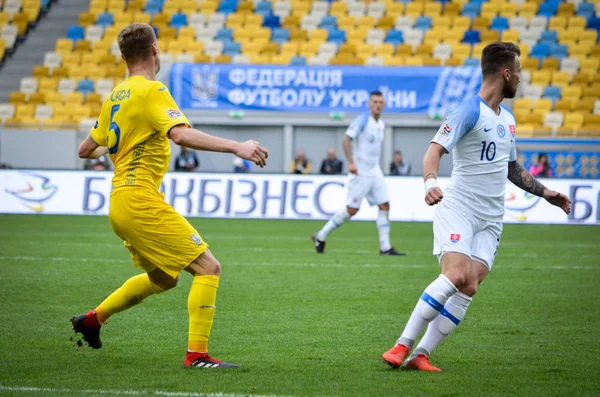 乌克兰利沃夫 2018年8月10日 阿尔贝 鲁斯纳克在乌克兰利沃夫体育场举行的欧足联国家联赛分组选拔中斯洛伐克和乌克兰国家队 — 图库照片