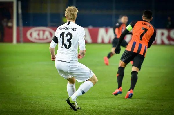 Kharkiv, Ukrayna - 14 Şubat 2019: Martin Hinteregger (R) dur