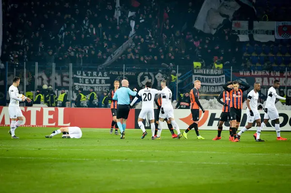 Kharkiv, Ukrayna - 14 Şubat 2019: Hakem sarı kart gösterdi