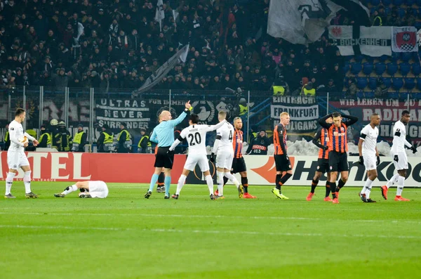 Kharkiv, Ukrayna - 14 Şubat 2019: Hakem sarı kart gösterdi