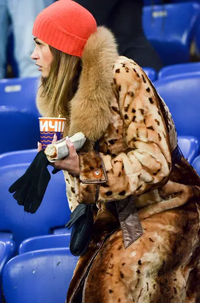 Kharkiv, Ukrayna - 14 Şubat 2019: Futbol kız taraftarları desteği