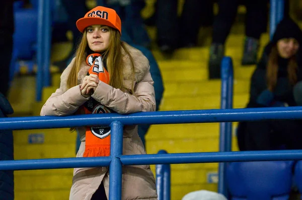 KHARKIV, UCRÂNIA - 14 de fevereiro de 2019: Apoio de fãs de meninas de futebol — Fotografia de Stock