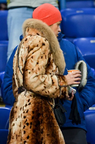 Kharkiv, Ukrayna - 14 Şubat 2019: Futbol kız taraftarları desteği