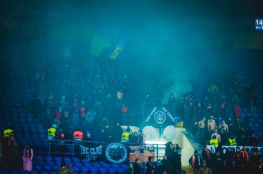 Kharkiv, Ukrayna - 14 Şubat 2019: Ultras havai fişek duri yakmak
