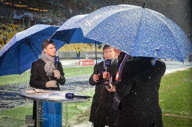 Kiev, Ukrayna - 12 Aralık 2018: Kar yağışı sırasında gazeteciler