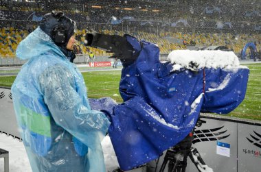 Kiev, Ukrayna - 12 Aralık 2018: Kameralı bir kameraman
