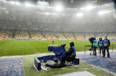 Kiev, Ukrayna - 12 Aralık 2018: Kameralı bir kameraman