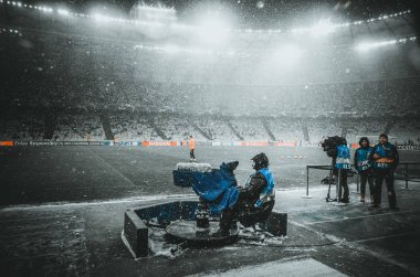 Kiev, Ukrayna - 12 Aralık 2018: Kameralı bir kameraman