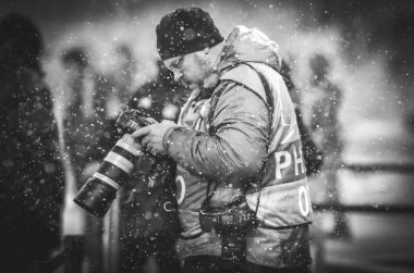 Kiev, Ukrayna - 12 Aralık 2018: Fotoğrafçı ve gazeteci w