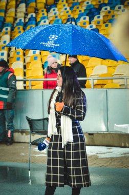 Kiev, Ukrayna - 12 Aralık 2018: Şemsiyeli gazeteci kız