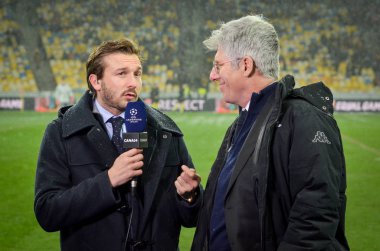 Kiev, Ukrayna - 12 Aralık 2018: Mikroplu erkek gazeteci