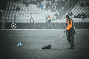 Kiev, Ukrayna - 12 Aralık 2018: Stadyum çalışanı kar temizler 