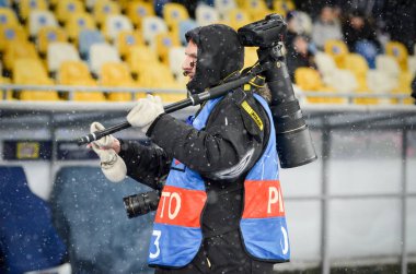 Kiev, Ukrayna - 12 Aralık 2018: Fotoğrafçı ve gazeteci w