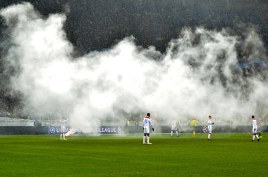 Kiev, Ukrayna - 12 Aralık 2018: Ultras bir sis perdesi sahneledi 