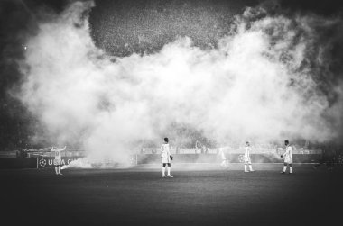 Kiev, Ukrayna - 12 Aralık 2018: Ultras bir sis perdesi sahneledi 