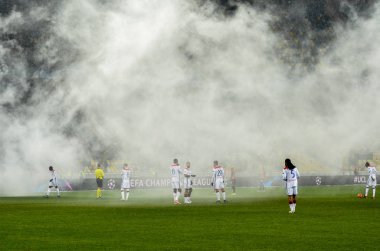 Kiev, Ukrayna - 12 Aralık 2018: Ultras bir sis perdesi sahneledi 