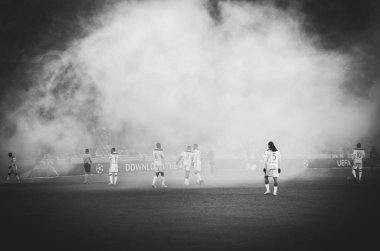 Kiev, Ukrayna - 12 Aralık 2018: Ultras bir sis perdesi sahneledi 