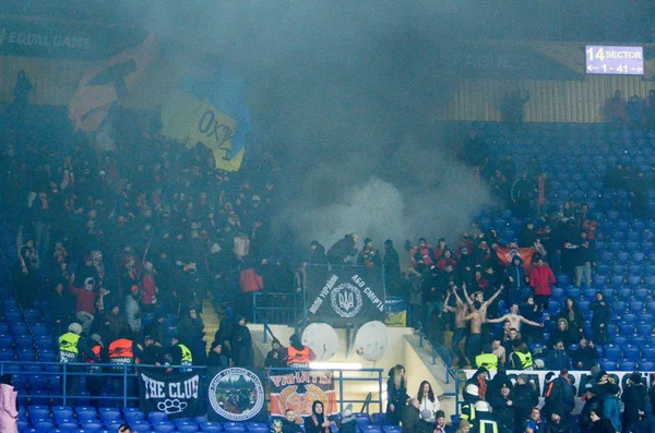 Charków, Ukraina-14 lutego 2019: Ultras palić fajerwerki Duri — Zdjęcie stockowe