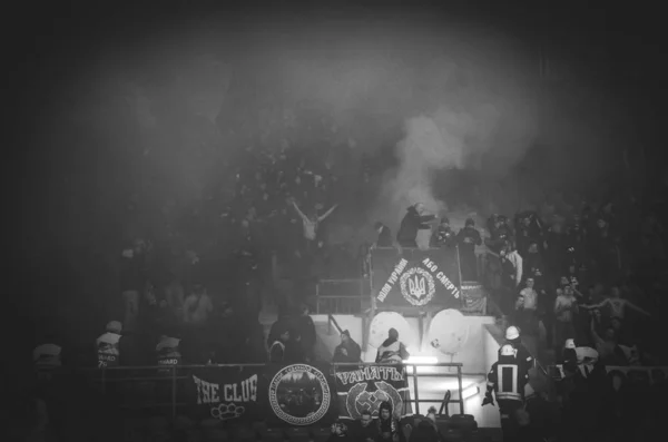 Харків, Україна-14 лютого 2019: Ultras горить феєрверк дюмі — стокове фото