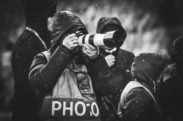 Київ, Україна-12 грудня 2018: фотограф та журналіст w — стокове фото
