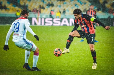 Kiev, Ukrayna - 12 Aralık 2018: Taison ve Lucas Tousart duri