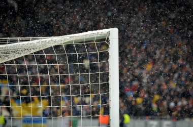 Kiev, Ukrayna - 12 Aralık 2018: Kar backgro'da futbol golü