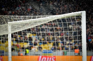 Kiev, Ukrayna - 12 Aralık 2018: Kar backgro'da futbol golü