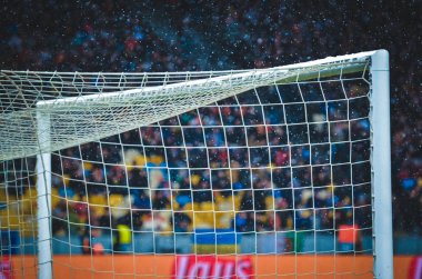 Kiev, Ukrayna - 12 Aralık 2018: Kar backgro'da futbol golü