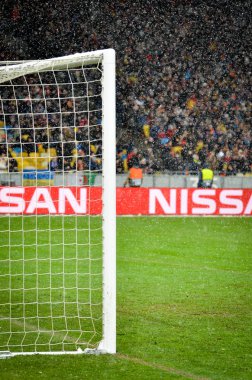 Kiev, Ukrayna - 12 Aralık 2018: Kar backgro'da futbol golü