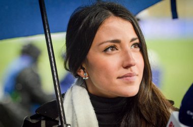 Kiev, Ukrayna - 12 Aralık 2018: Güzel kız gazeteci int