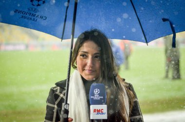 Kiev, Ukrayna - 12 Aralık 2018: Güzel kız gazeteci int