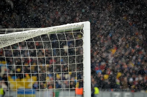 KIEV, UCRÂNIA - 12 de dezembro de 2018: gol de futebol na neve backgro — Fotografia de Stock