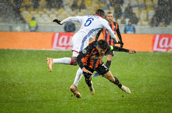 KIEV, UKRAINE - December 12, 2018: Marcelo in fly against Taison — Stock Photo, Image