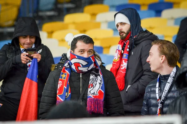 KIEV, UCRANIA - 12 de diciembre de 2018: Los aficionados franceses de Lyon en el stand — Foto de Stock