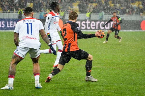 Kiev, Ukrayna - 12 Aralık 2018: Bertrand Traore oyuncu durin