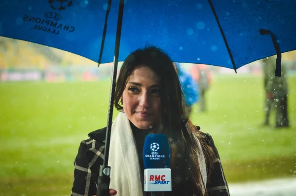 Kiev, Ukrayna - 12 Aralık 2018: Güzel kız gazeteci int