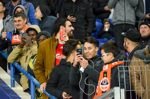 KHARKIV, UCRÂNIA - 23 de outubro de 2018: Espectadores no futebol — Fotografia de Stock