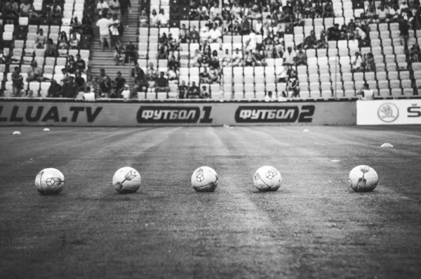 Odessa, Oekraïne-21 juli 2018: voetbal ballen nieuw evenwicht gelegd o — Stockfoto