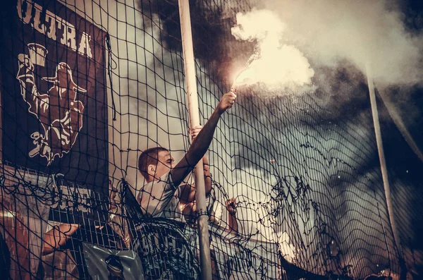 Odessa, Ukraine - 21. Juli 2018: Fans und Ultras fackeln Fackeln ab — Stockfoto