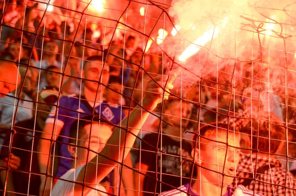 Odessa, Oekraïne-21 juli 2018: ventilatoren en ultras flare fakkels fo — Stockfoto