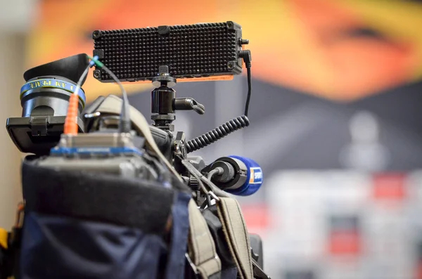 Kiev, UCRÂNIA - 14 de março de 2019: Jornalistas com câmeras de TV wor — Fotografia de Stock