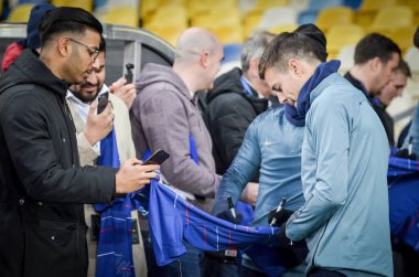 Kiev, Ukrayna - 14 Mart 2019: Vip taraftarlar ön-m için toplandı