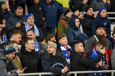 Kiev, Ukrayna - 14 Mart 2019: Futbol taraftarları stadyumda su