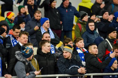 Kiev, Ukrayna - 14 Mart 2019: Futbol taraftarları stadyumda su