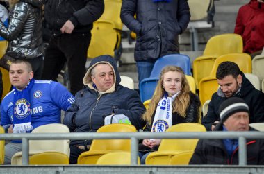 Kiev, Ukrayna - 14 Mart 2019: Futbol taraftarları stadyumda su