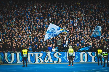 Kiev, Ukrayna - 14 Mart 2019: Ultras ve taraftarlar takımı destekliyor