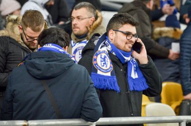 Kiev, Ukrayna - 14 Mart 2019: Chelsea taraftarları takımı destekliyor