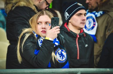 Kiev, Ukrayna - 14 Mart 2019: Chelsea taraftarları takımı destekliyor